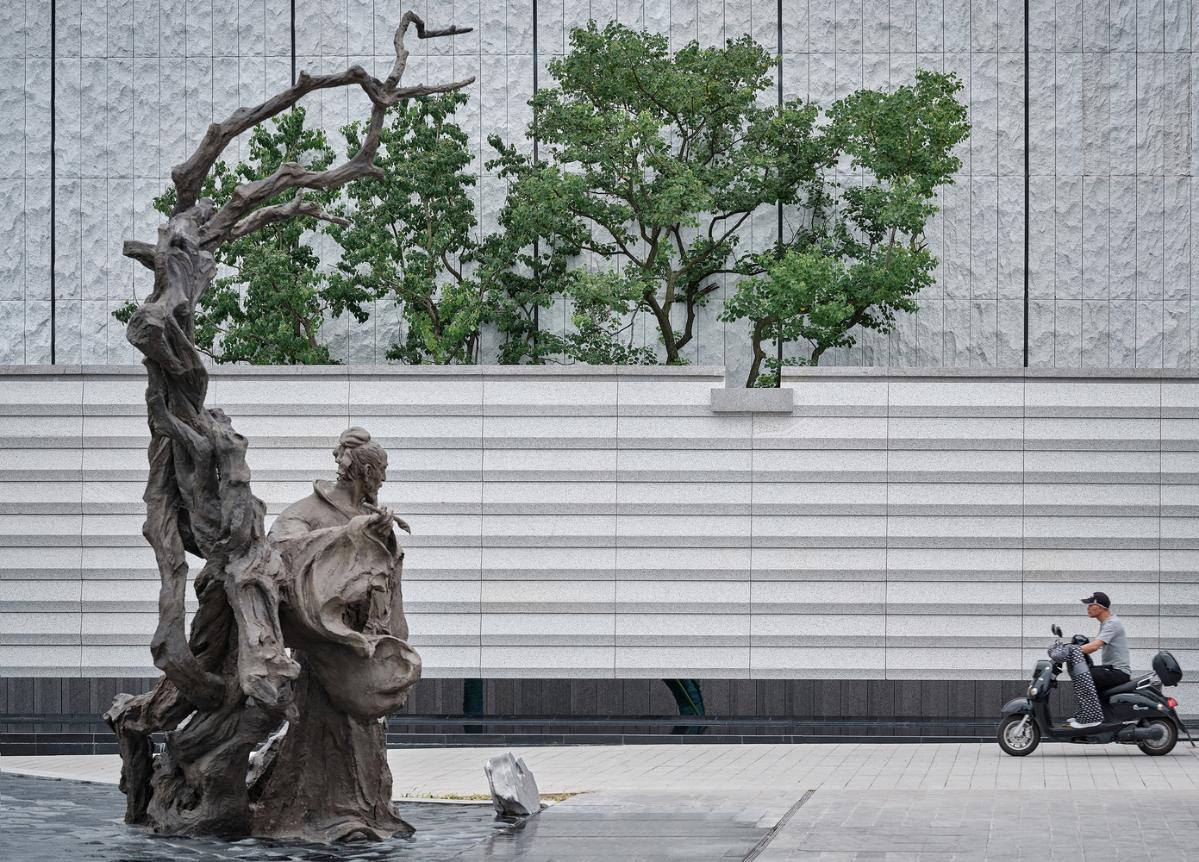 %E5%9B%BE17%EF%BC%9A%E5%BE%90%E6%B8%AD%E5%83%8F%E4%BC%AB%E7%AB%8B%E5%9C%A8%E8%89%BA%E6%9C%AF%E9%A6%86%E8%A5%BF%E5%8D%97%E4%BE%A7%C2%A9%E9%9B%B7%E5%9D%9B%E5%9D%9B.jpg %E5%9B%BE17%EF%BC%9A%E5%BE%90%E6%B8%AD%E5%83%8F%E4%BC%AB%E7%AB%8B%E5%9C%A8%E8%89%BA%E6%9C%AF%E9%A6%86%E8%A5%BF%E5%8D%97%E4%BE%A7%C2%A9%E9%9B%B7%E5%9D%9B%E5%9D%9B.jpg