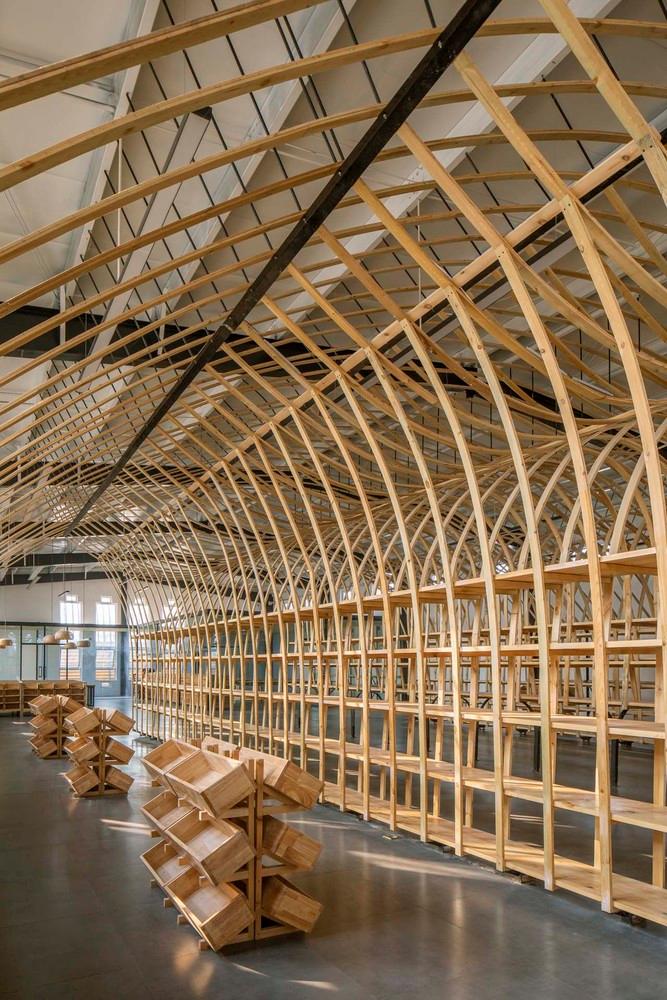 未擺放產品的南側貨架.jpg 未擺放產品的南側貨架.jpg