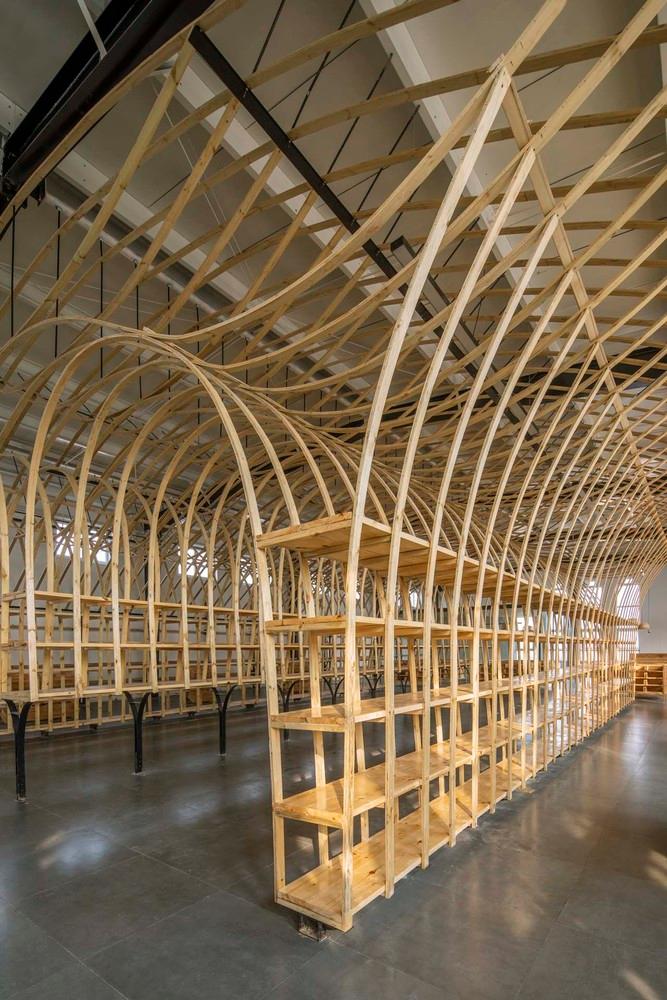 入口處看南側貨架.jpg 入口處看南側貨架.jpg