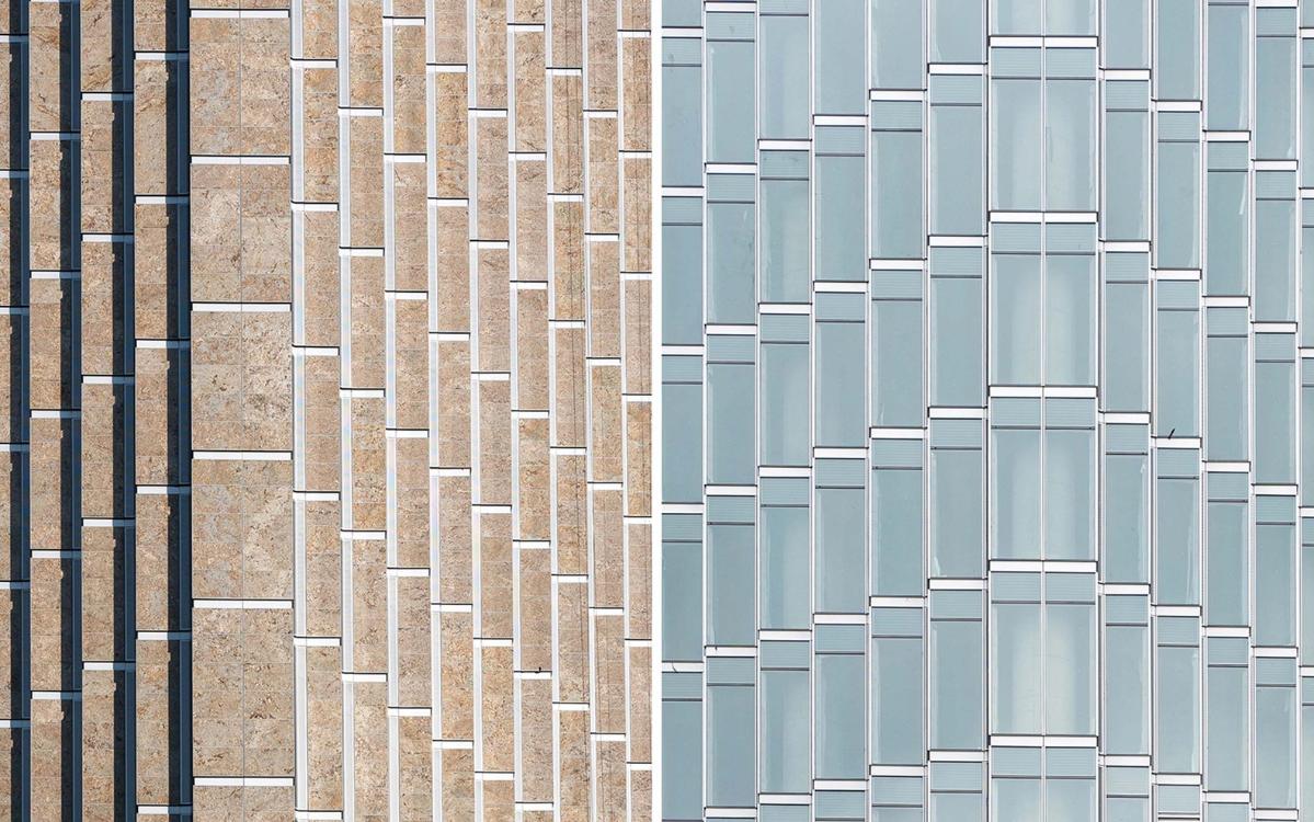 9.東向(石材面)與西向(玻璃面)強烈的視覺反差?張超.jpg 9.東向(石材面)與西向(玻璃面)強烈的視覺反差?張超.jpg