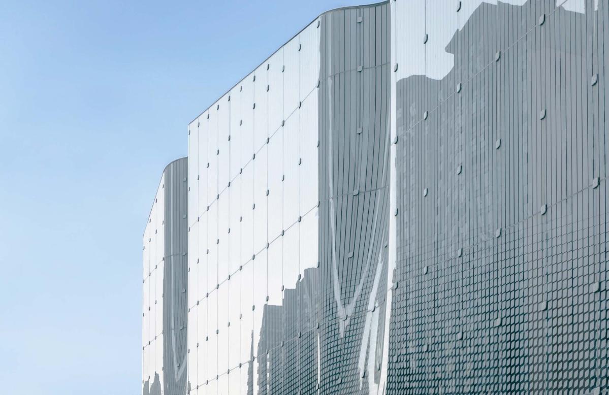 幕墻上的菱形圖案遠(yuǎn)看呈現(xiàn)出鱗片的質(zhì)感,_The_diamond_patterns_on_the_curtain_wall_are_an_Imitation_of_butterfly_wing_scales_?張全.jpg 幕墻上的菱形圖案遠(yuǎn)看呈現(xiàn)出鱗片的質(zhì)感,_The_diamond_patterns_on_the_curtain_wall_are_an_Imitation_of_butterfly_wing_scales_?張全.jpg